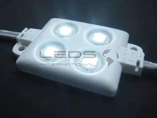 Un módulo LED de 12 V para letreros con cuatro LED, encendido